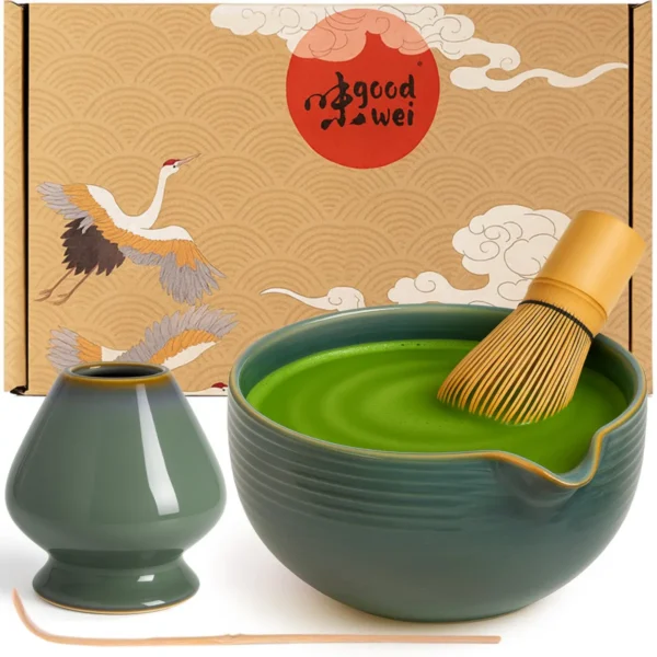 Matcha komplekt Rokusho: tilaga keraamiline kauss vahustatud matchaga, bambusvispel, vispli hoidja, bambuslusikas ja Goodwei kinkekarp